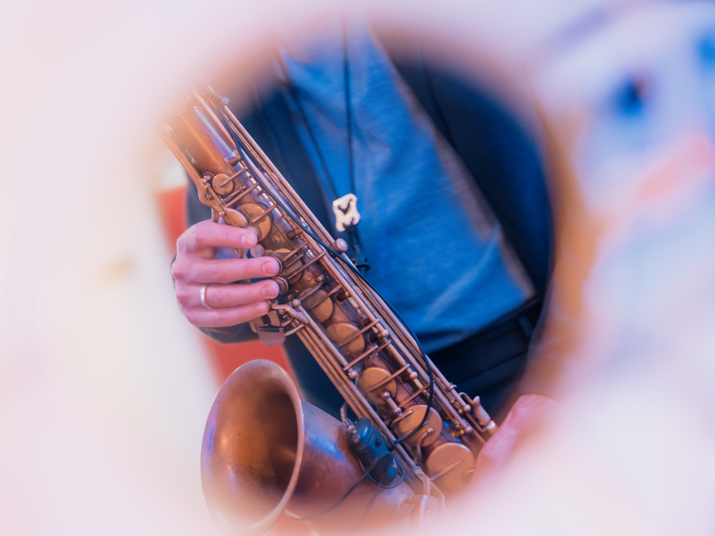 Gros plan sur un saxophoniste tenant son instrument