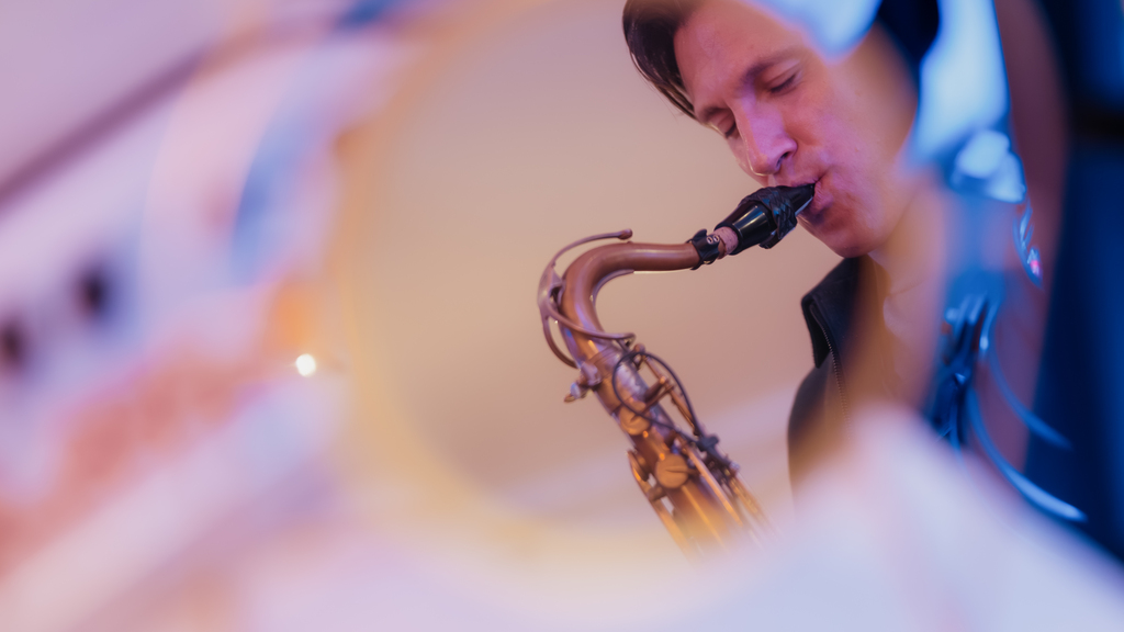 Michael Pellegrini jouant du saxophone